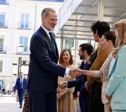 Sus Majestades los Reyes son recibidos por la ministra de Juventud e Infancia, Sira Abed Rego